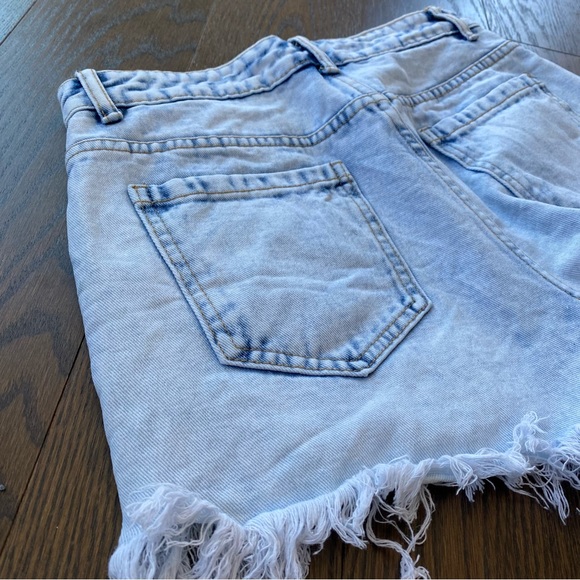 NEW White Wash Jean Shorts 💙 - Picture 5 of 11